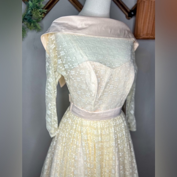 Unique vintage lace dress - Picture 2 of 3